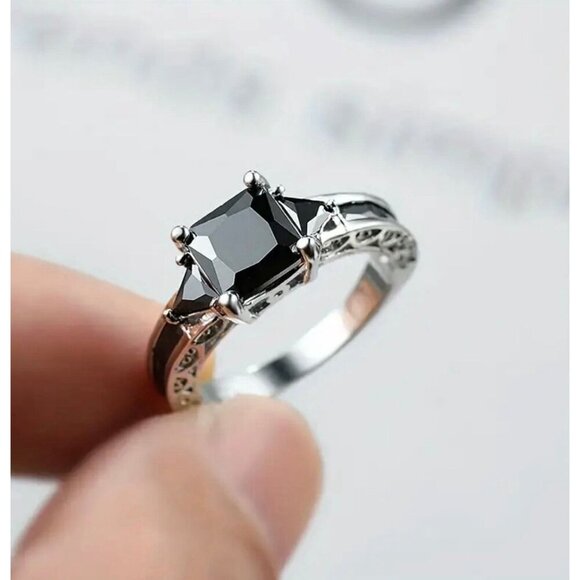 Classic Black Stone Ring Size 7 - Picture 1 of 3